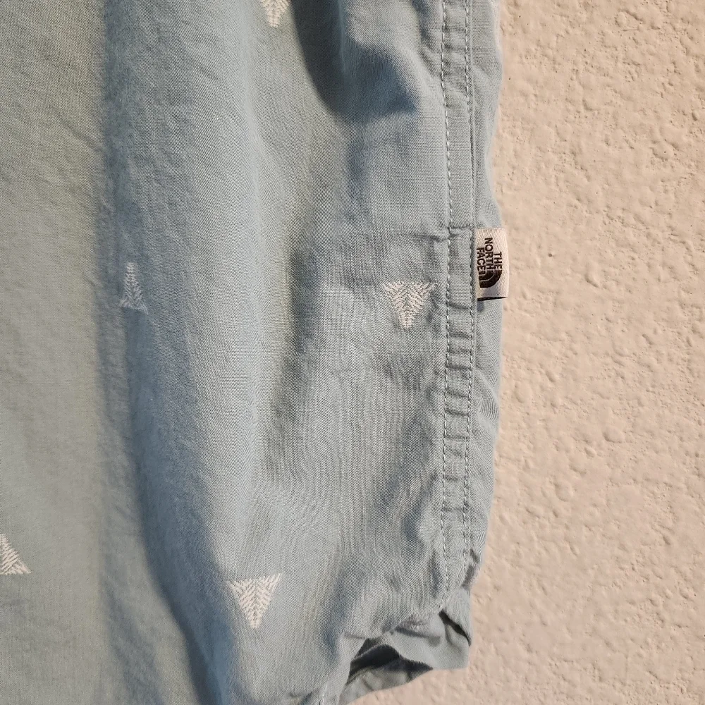 The North Face men’s short sleeve button up size Large